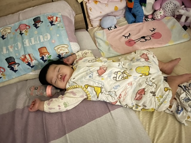 穿媽媽餵防踢被睡得東倒西歪