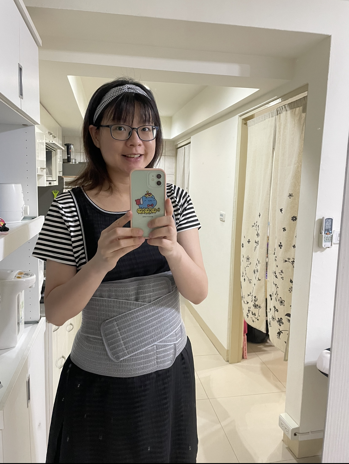 媽媽餵束腹帶