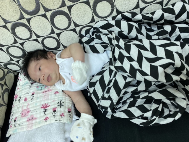 剛睡醒的小寶寶